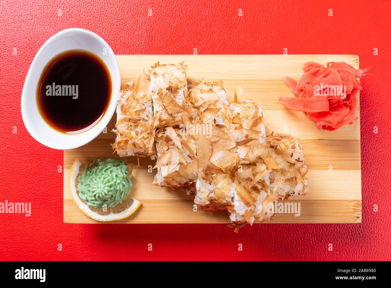 Getrockneter Thunfisch panade Rollen mit verschiedenen Füllungen. Close-up. Stockfoto