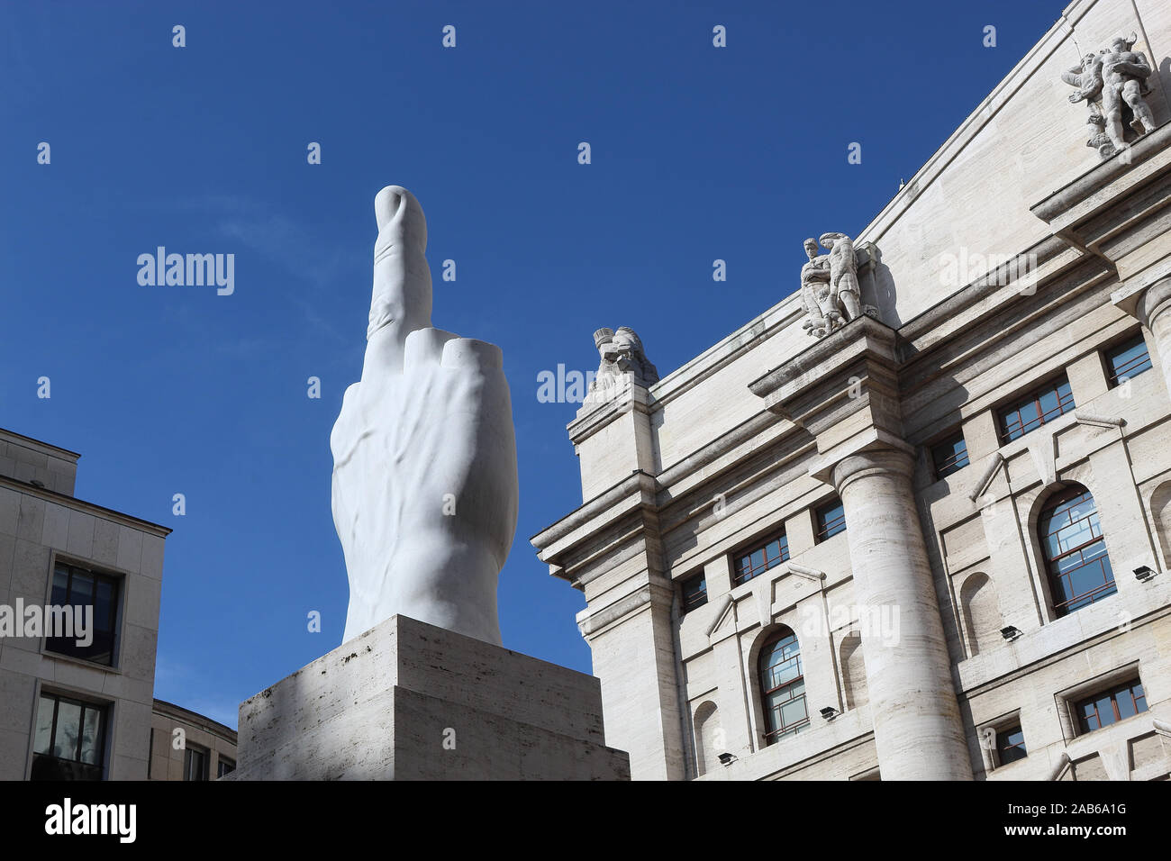 5 Otober Mailand Italien 2019 L.O.V.E. Der Finger, Skulptur des italienischen Künstlers Maurizio Cattelan vor dem Palazzo Mezzanotte (Palazzo della Borsa) Stockfoto