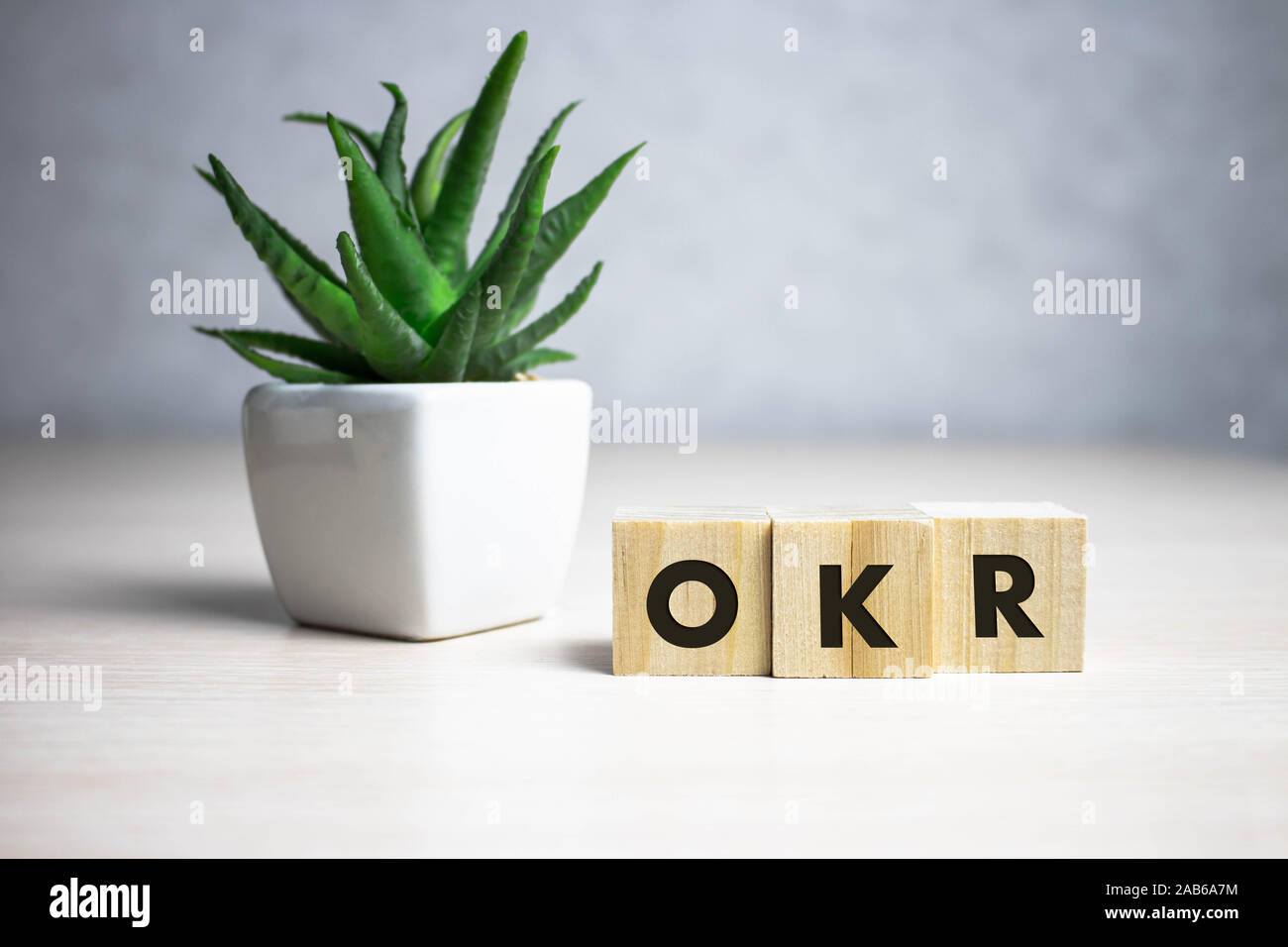 OKR Wort auf Holz Block geschrieben. Abkürzung für objektive Ergebnisse text auf Holz- Tabelle für Ihr Design, Konzept. Stockfoto