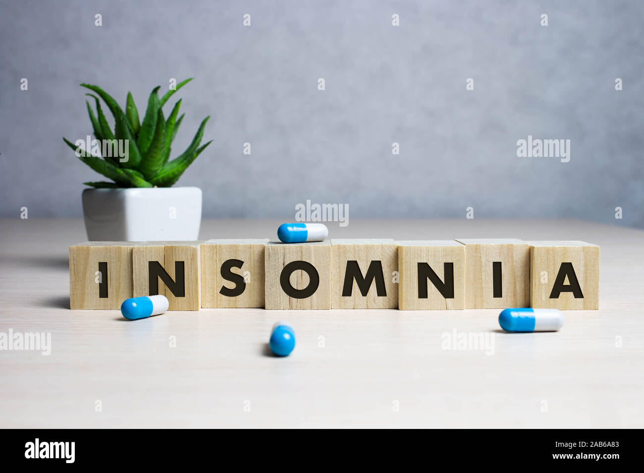 Foto- und Schlaflosigkeit Wort aus Holzklötzen auf Schreibtisch Stockfoto