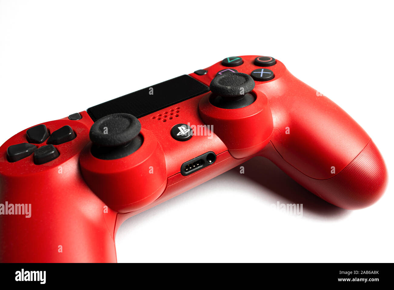 Minsk, Weißrussland - 22. November 2019: Die neue Red Sony Dualshock 4. Stockfoto