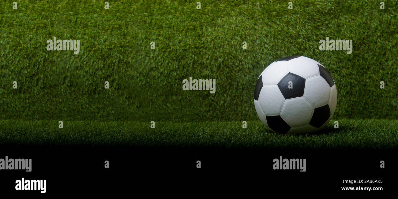 Schwarz und Weiß Fußball auf grünen Fußballplatz. Stockfoto