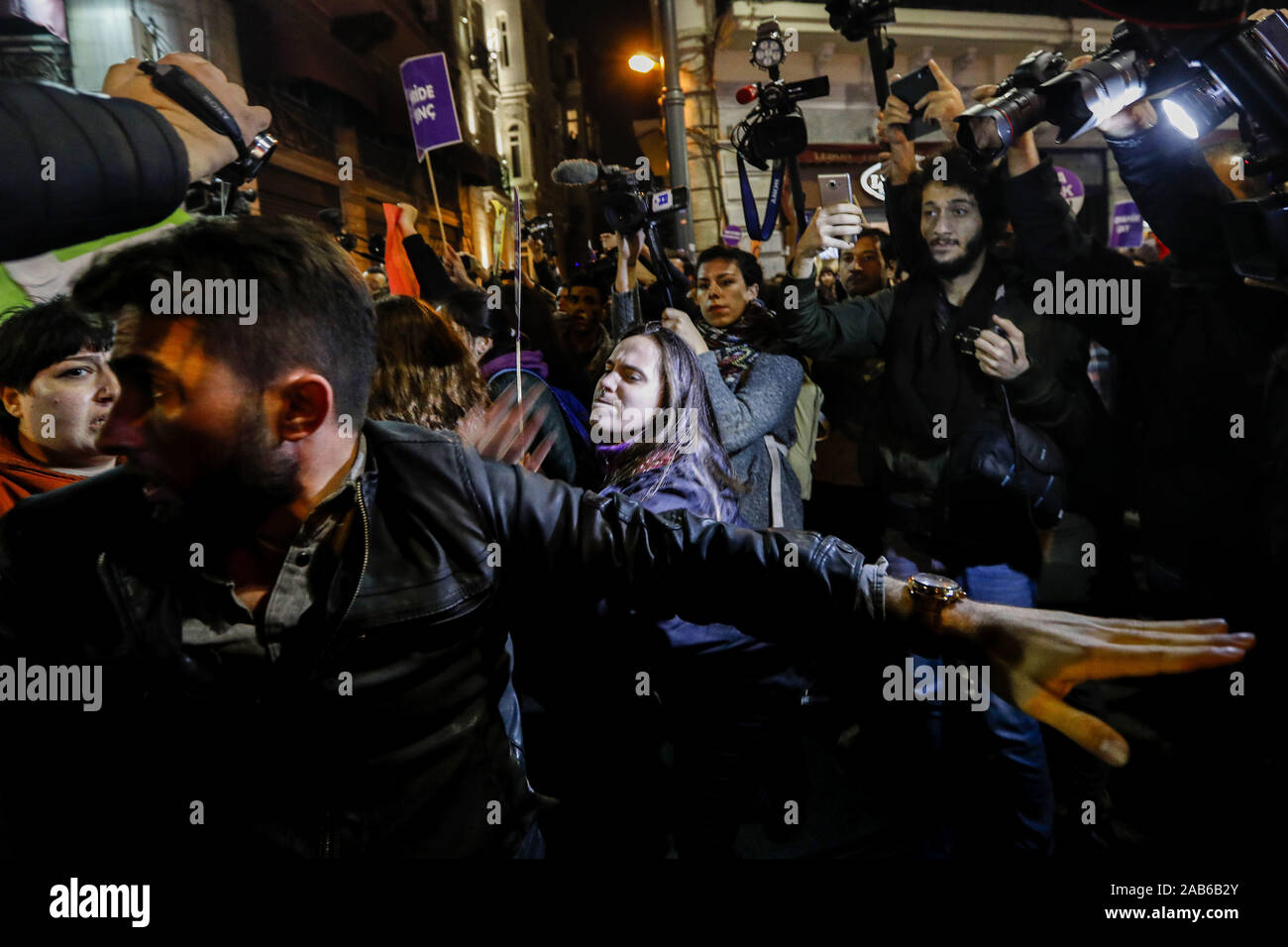 Istanbul, Türkei. 25 Nov, 2019. Eine Frau demonstrator Hits einen Polizisten während des Internationalen Tages zur Beseitigung der Gewalt gegen Frauen Rally im Stadtteil Beyoglu in Istanbul, Türkei am 25. November 2019. Credit: Jason Dean/ZUMA Draht/Alamy leben Nachrichten Stockfoto
