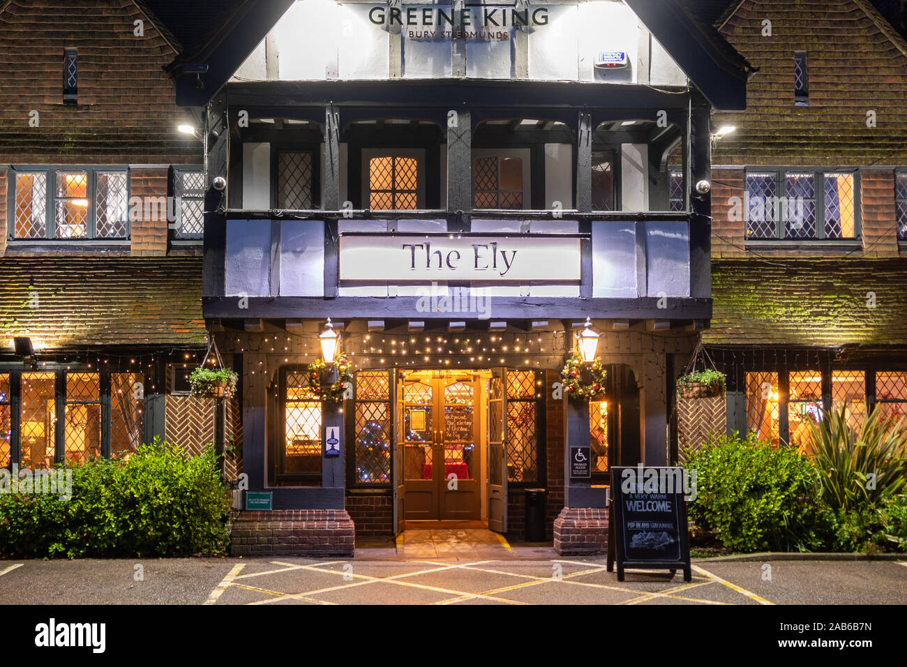 Die Ely Hotel, nachts Außenansicht mit Weihnachtsschmuck, Blackwater, Hampshire, Großbritannien Stockfoto