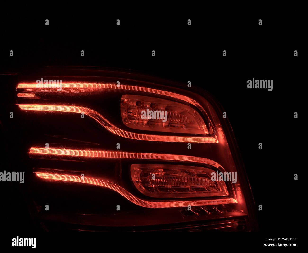 LED-Hintergrundbeleuchtung mit roten Streifen in der Dunkelheit Stockfoto
