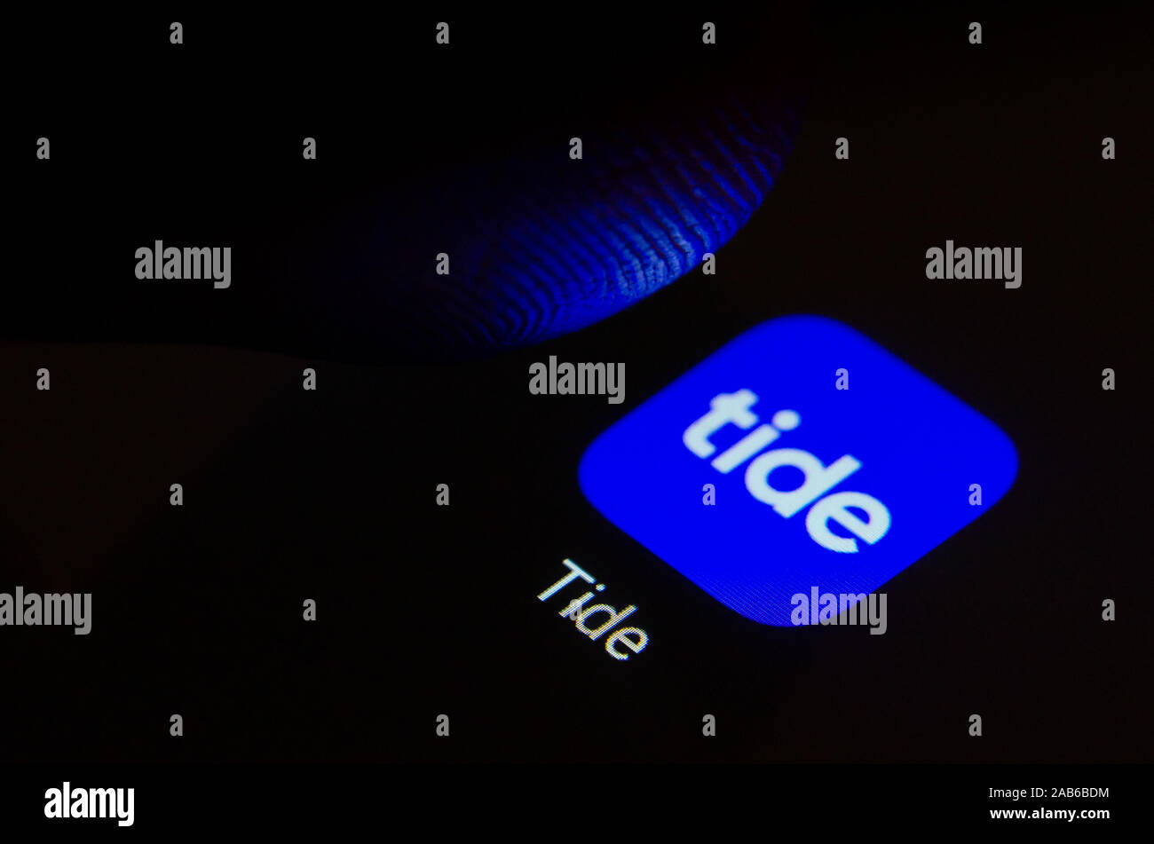 Tide bank App auf dem Bildschirm und einen Finger zu berühren. Tide ist UK Financial Technology Company mit einem mobilen Finanzdienstleistungen. Stockfoto