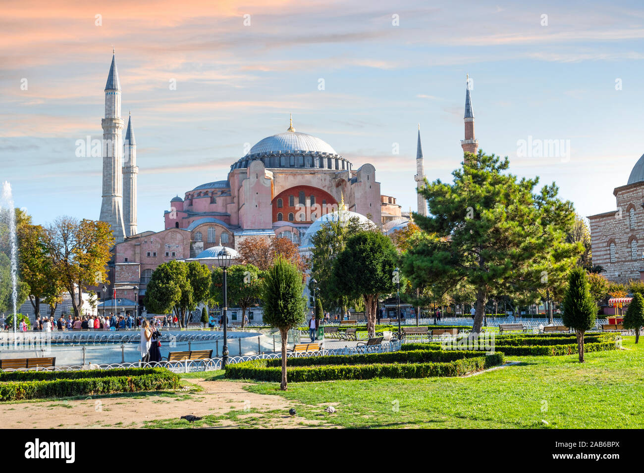 Touristen genießen Sie am Nachmittag in Sultanahmet Platz mit der Hagia Sophia Moschee in Istanbul, Türkei. Stockfoto