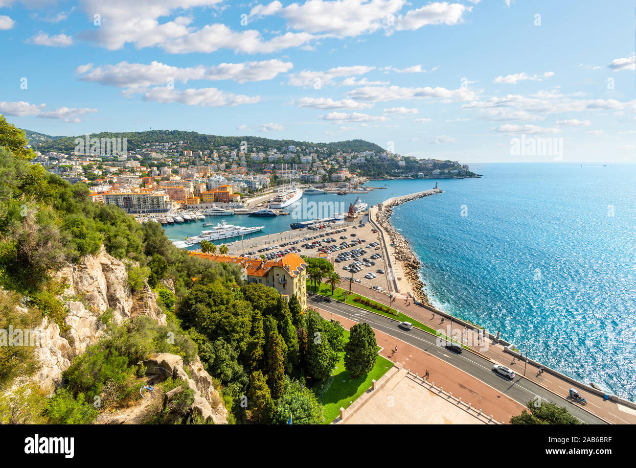 Blick vom Castle Hill mit Blick auf das Mittelmeer und den alten Hafen und Port an der französischen Riviera in Nizza Frankreich. Stockfoto