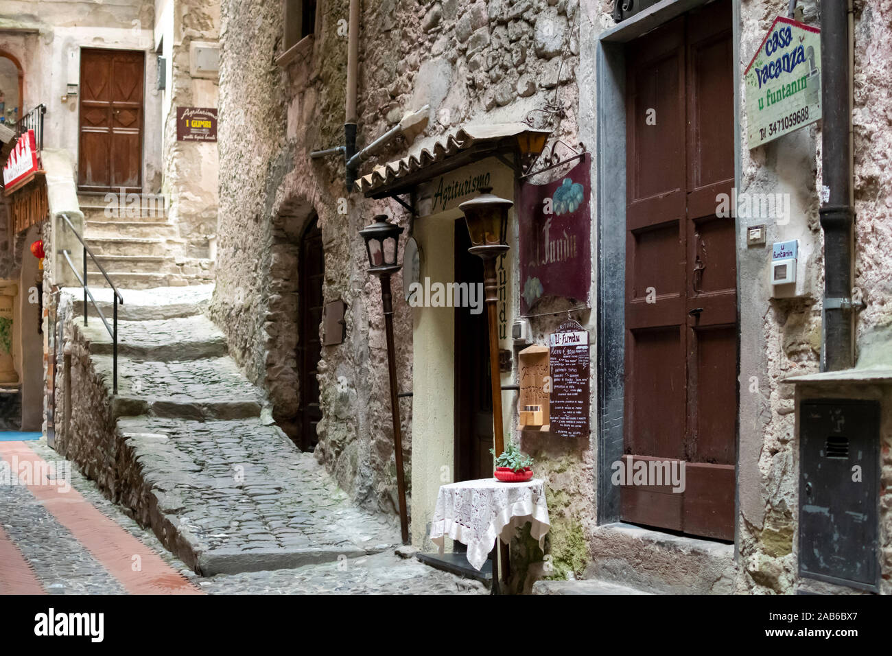 Eine kleine, malerische Agriturismo Cafe mit Wohnung Haus nebenan im Zentrum der alten mittelalterlichen Dolceacqua, Italien. Stockfoto