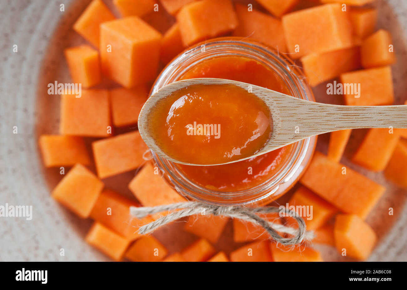 Hausgemachten süßen Kürbis Marmelade in den Löffel über die kürbisstücke in der plate.Organic gesunde vegetarische Nahrung. Selektiver Fokus, horizontal. Stockfoto
