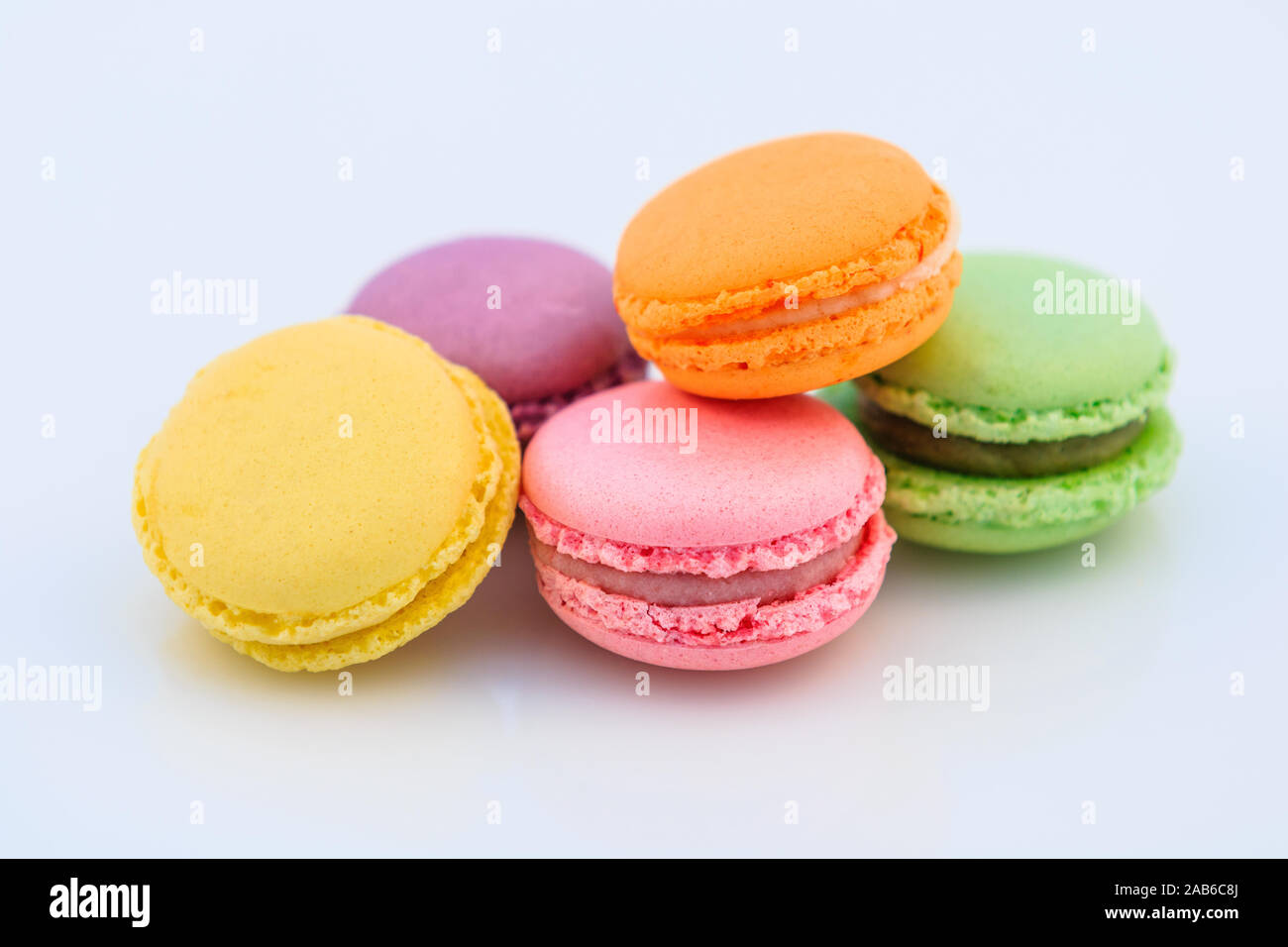 Süß und bunt französische Makronen oder Macaron auf weißem Hintergrund, Dessert. Stockfoto