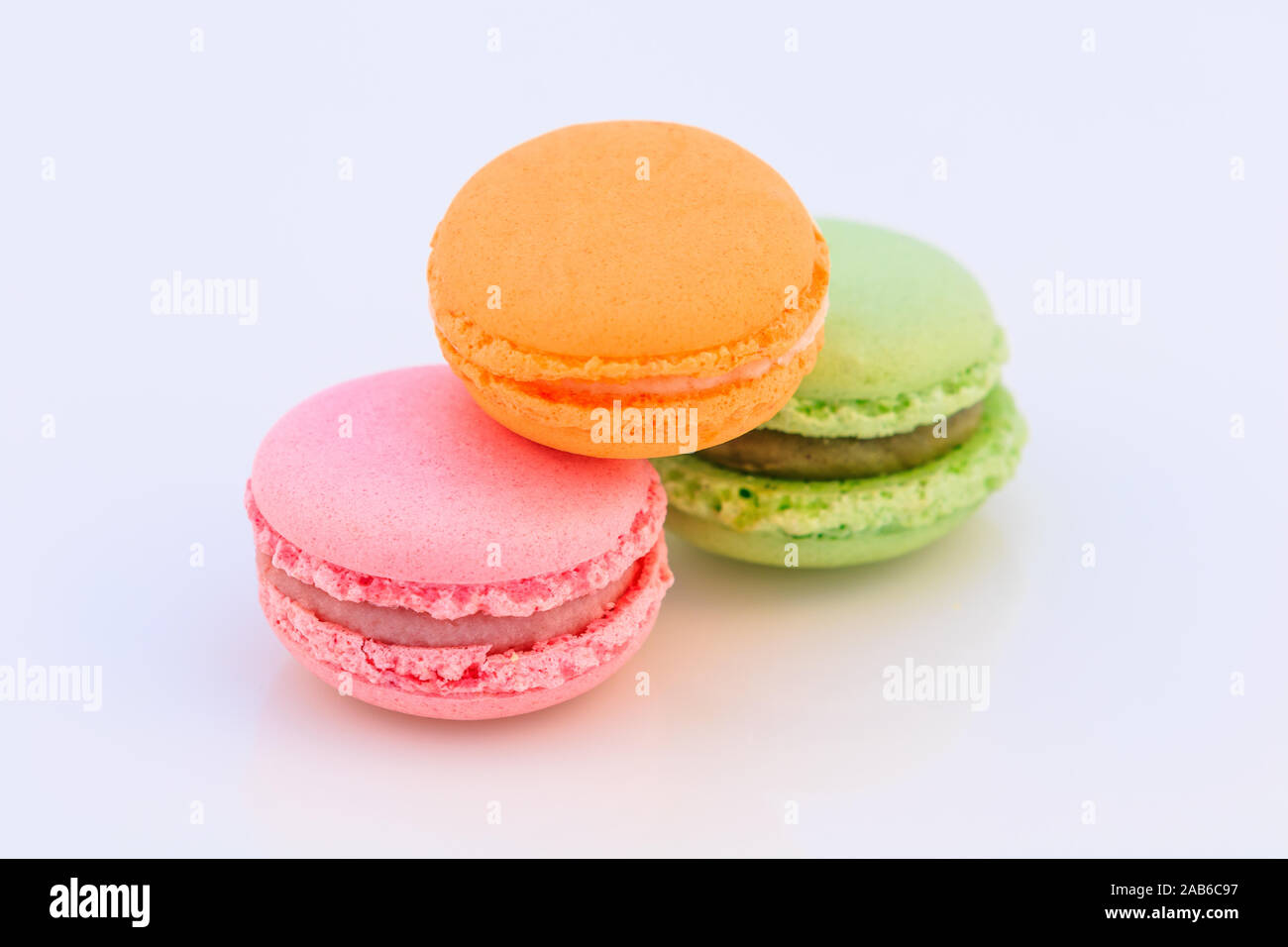 Süß und bunt französische Makronen oder Macaron auf weißem Hintergrund, Dessert. Stockfoto