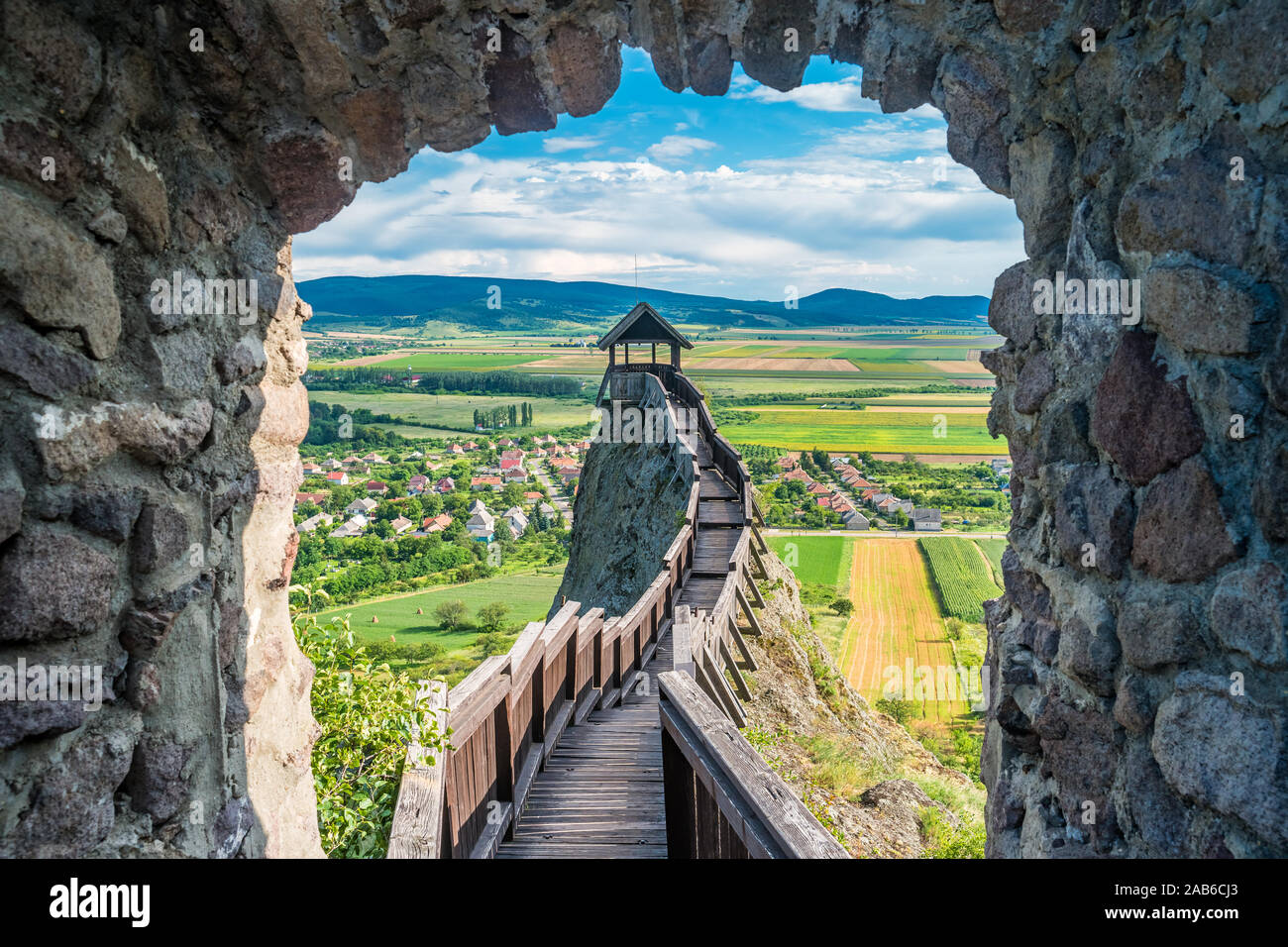 Boldogkőváralja boldogkő Schloss und Dorf in Ungarn an einem sonnigen Tag. Stockfoto