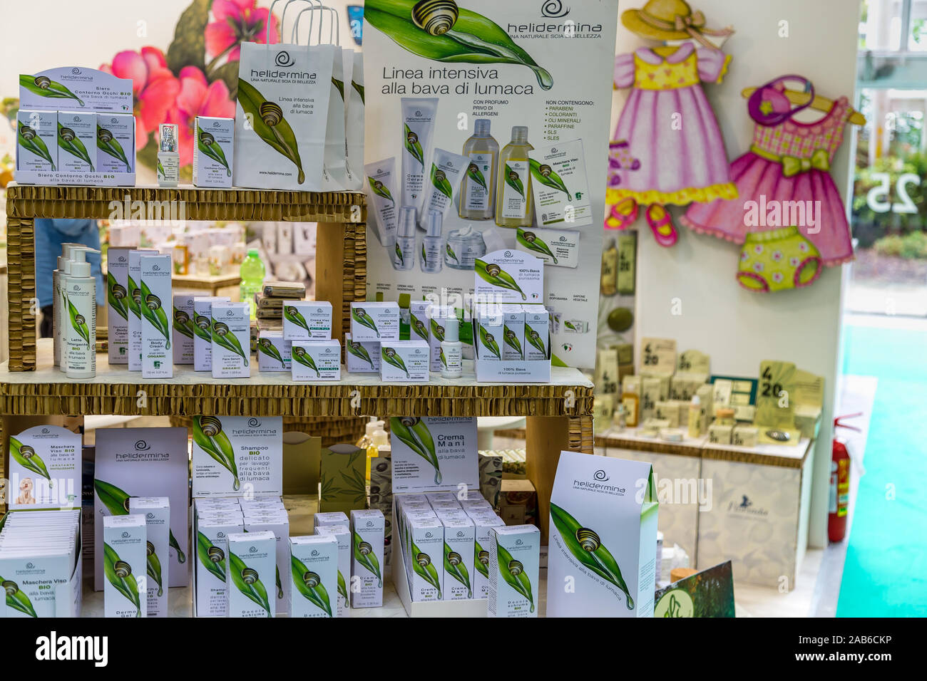 BOLOGNA (BO), Italien - 6 September, 2019: Die Lichter sind erleuchtend Schnecke Schleim Produkte im SANA 2019, 31. Internationale Ausstellung für Organische und Natur Stockfoto