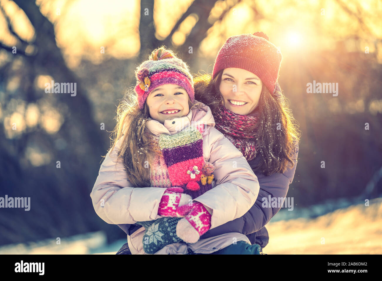Aktive Mutter und Tochter spielen in Winter Park Stockfoto