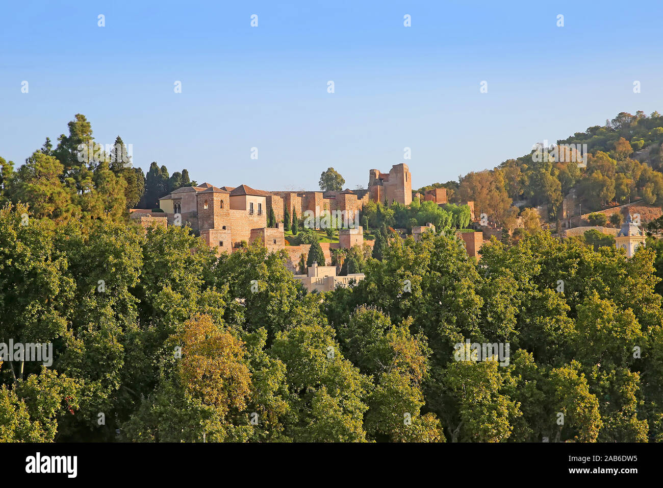 Schloss Gibralfaro, die auf dem Berg liegt, von Wald umgeben. Die Burg mit Blick auf Malaga und das Mittelmeer, in Andalusien, Sout Stockfoto
