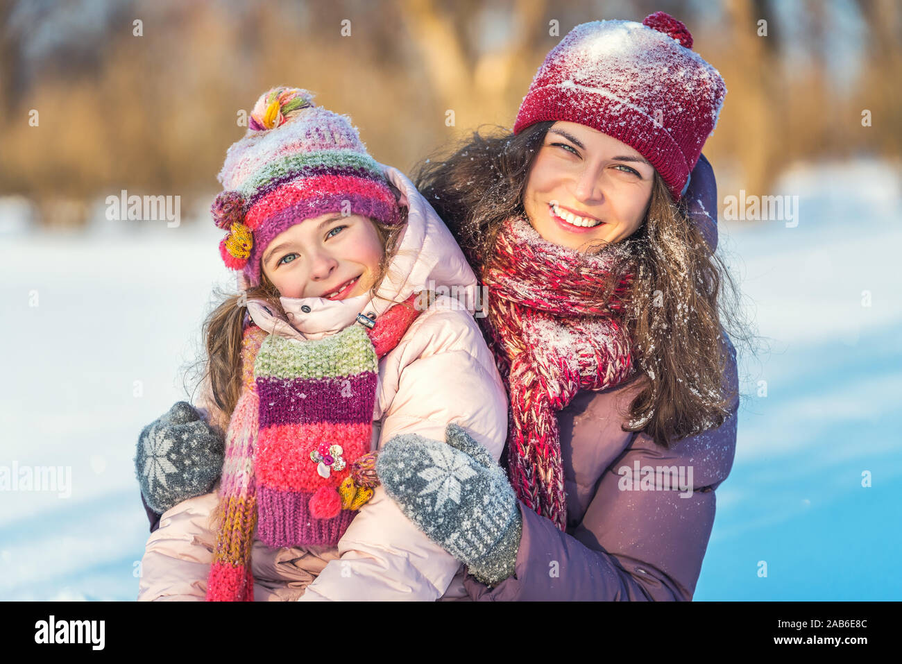 Mutter und Tochter spielen in Winter Park Stockfoto