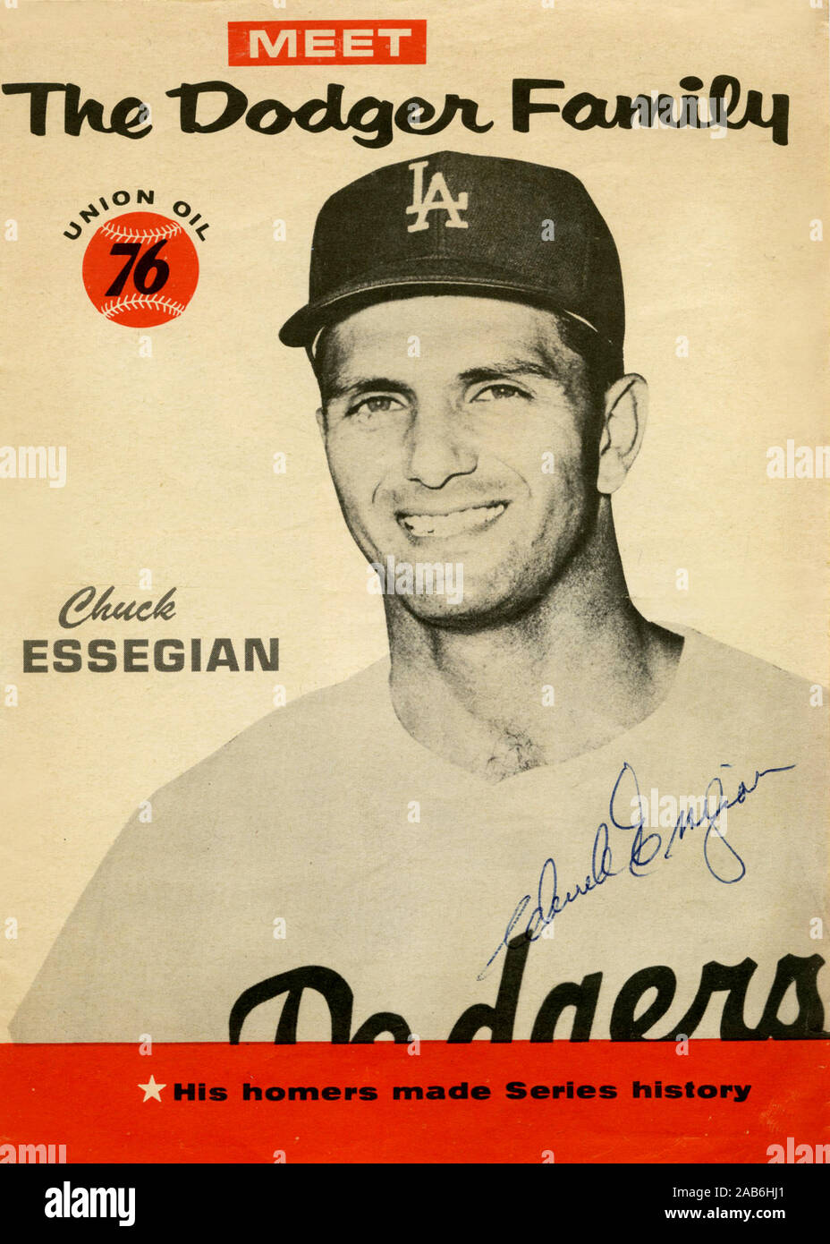 Vintage schwarz-weiß Foto von Los Angeles Dodgers player Chuck Essegian auf der Abdeckung eines Souvenir Booklet mit 76 Union Oil Tankstellen als Prämie für die Kunden in der L.A. Bereich, in den frühen 1960er Jahren verteilt. Stockfoto