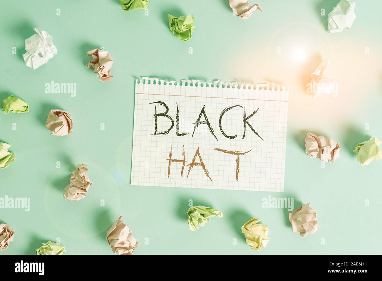 Wort schreiben Text schwarzen Hut. Business Foto präsentiert in Bezug schlecht demonstrieren vor allem ein Bösewicht oder kriminelle Farbige zerknittert Rechteck verwendet Stockfoto