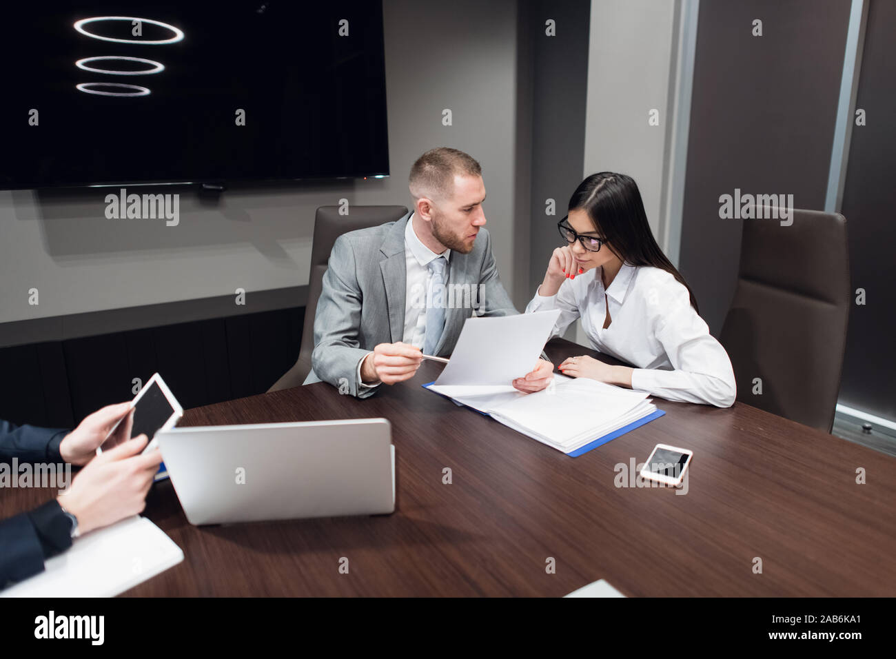 Business, Office, Recht und rechtliche Konzept - Bild von Mann und Frau Hand unterzeichnen Vertrag Papier Stockfoto