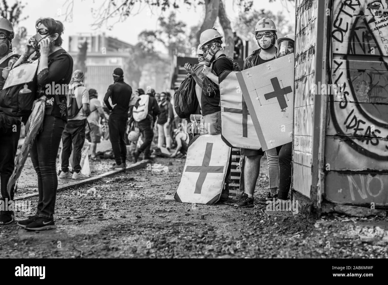Das Team der Roten Kreuz-Mediziner bereitete sich auf die erste Hilfe am Plaza Italia vor, als es in Santiago zu jüngsten Zusammenstößen zwischen Polizei und Demonstranten kam Stockfoto