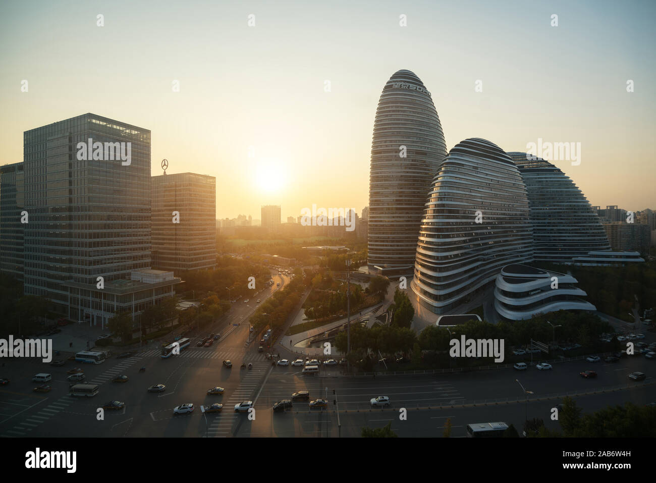 Peking, China - Oktober 23,2017: Peking Stadtbild und berühmte Gebäude in WangJing Soho in der Nacht in Peking, China. Asiatische Tourismus, moderne c Stockfoto