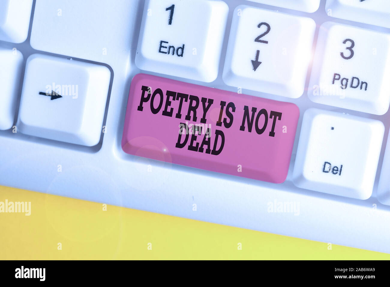 Handschrift text Schreiben Poesie ist nicht tot. Konzeptionelle Foto ästhetische und rhythmisches Schreiben ist noch lebendig und modernen weißen pc Tastatur mit leer Keine Stockfoto Handschrift text Schreiben Poesie ist nicht tot. Konzeptionelle Foto ästhetische und rhythmisches Schreiben ist noch lebendig und modernen weißen pc Tastatur mit leer Keine Stockfoto