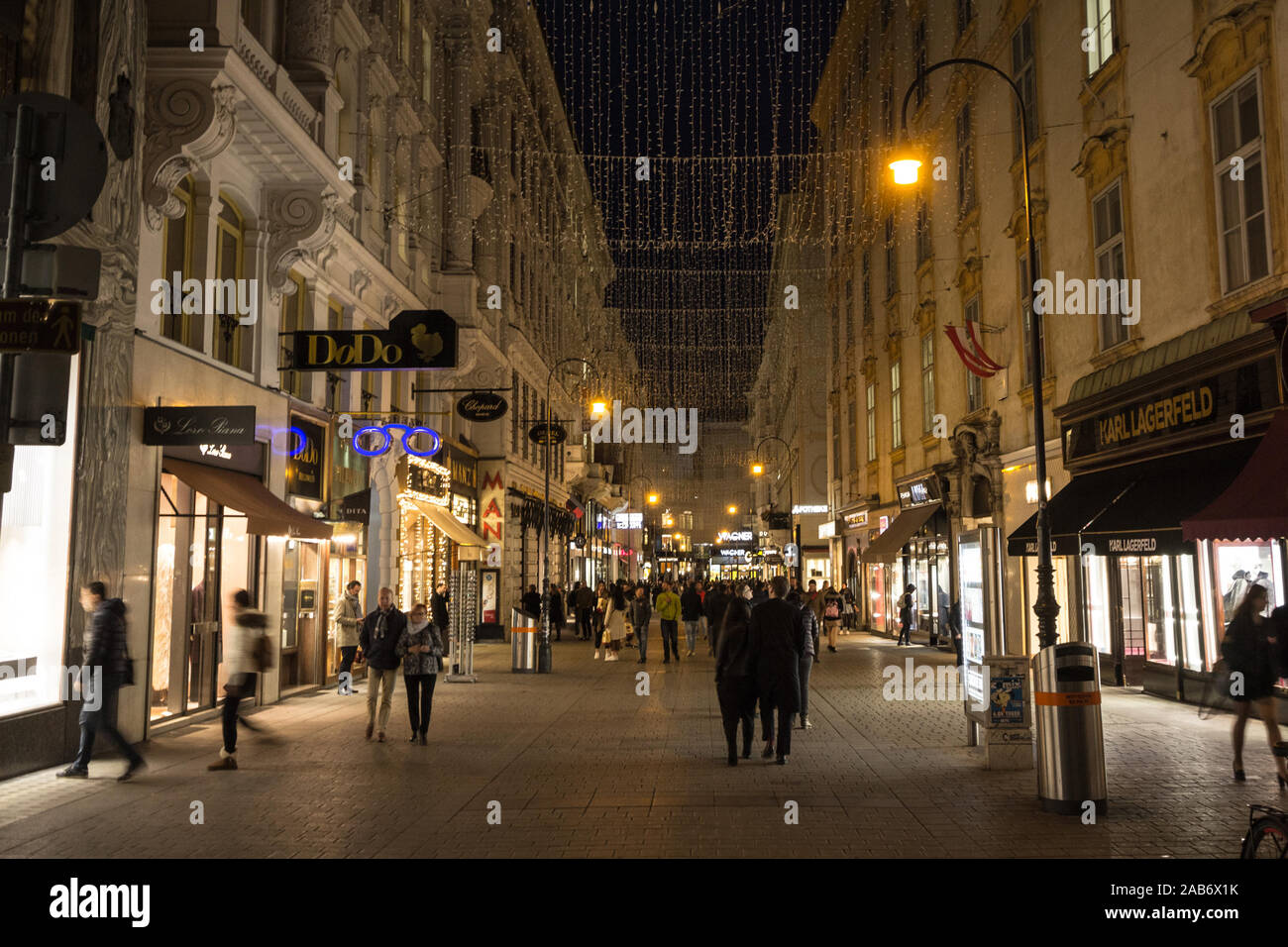 Wien, ÖSTERREICH - NOVEMBER 6, 2019: Kohlmarkt, überfüllt, in der Nacht im Winter mit Weihnachtsschmuck. Kohlmart ist eine Fußgängerzone mit Lux Stockfoto