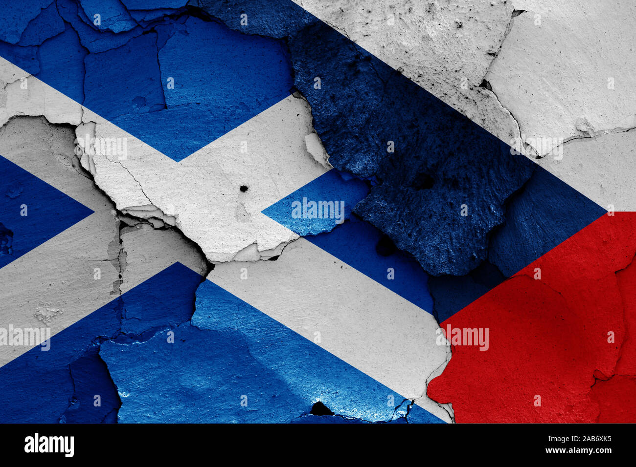 Flaggen von Schottland und in der Tschechischen Republik Auf gerissene Wand gemalt Stockfoto