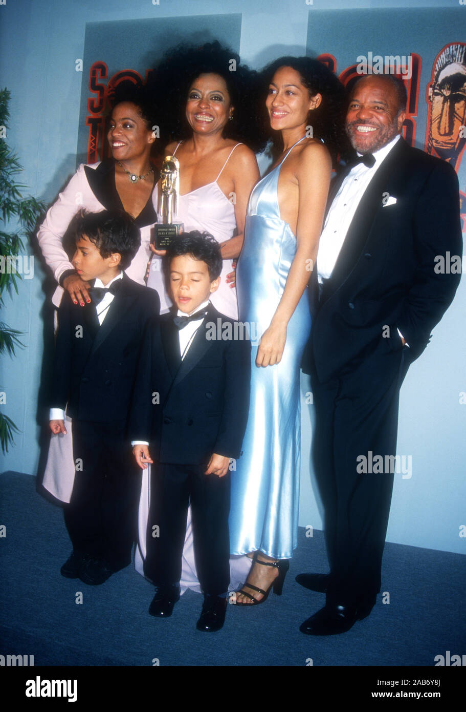 Los Angeles, Kalifornien, USA, 13. März 1995 Rhonda Ross Kendrick, Ross Naess, Sängerin Diana Ross, Evan Ros, tracee Ellis Ross und Berry Gordy nehmen an der 9. jährlichen Soul Train Music Awards am 13. März 1995 im Shrine Auditorium in Los Angeles, Kalifornien, USA. Foto von Barry King/Alamy Stock Foto Stockfoto