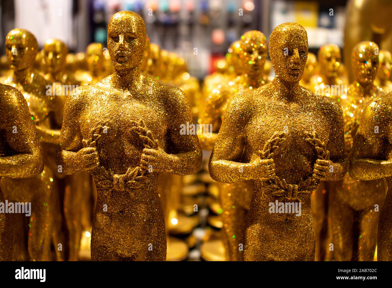 Stapel goldener, glänzender oscar-trophäen für Filmpreise. Souvenir im wachsmuseum von madame tussauds Stockfoto