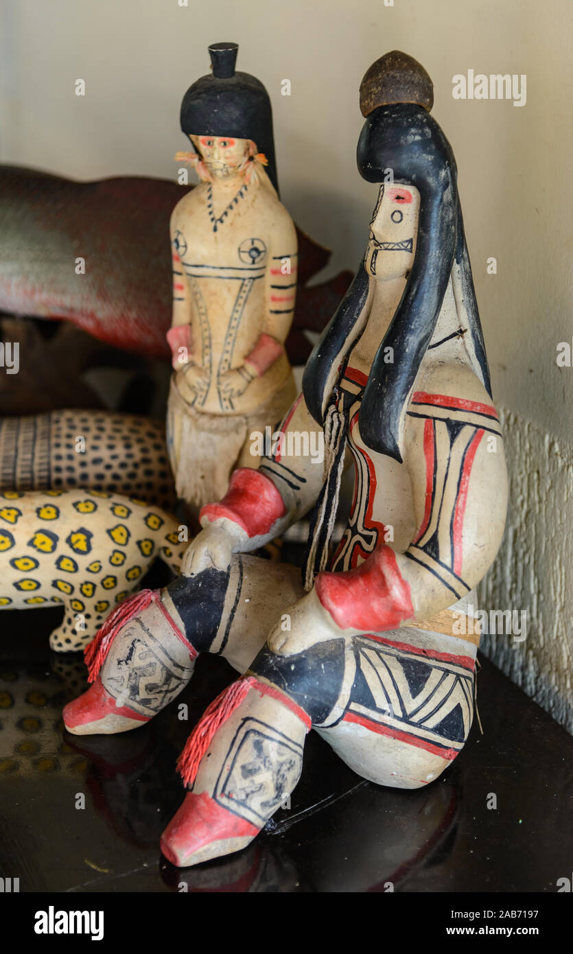 Traditionelle Holz geschnitzt Volkskunst, indigenen Chief und Frau. Tocantins, Brasilien. Stockfoto