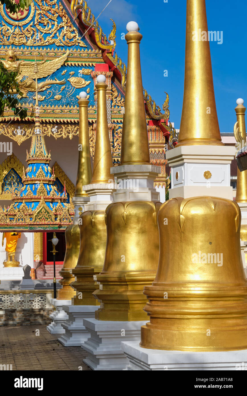 Chedis (Stupas) auf dem Gelände des Wat Mongkon Nimit (Wat Phuttha Mongkon), Phuket Town, Phuket, Thailand Stockfoto