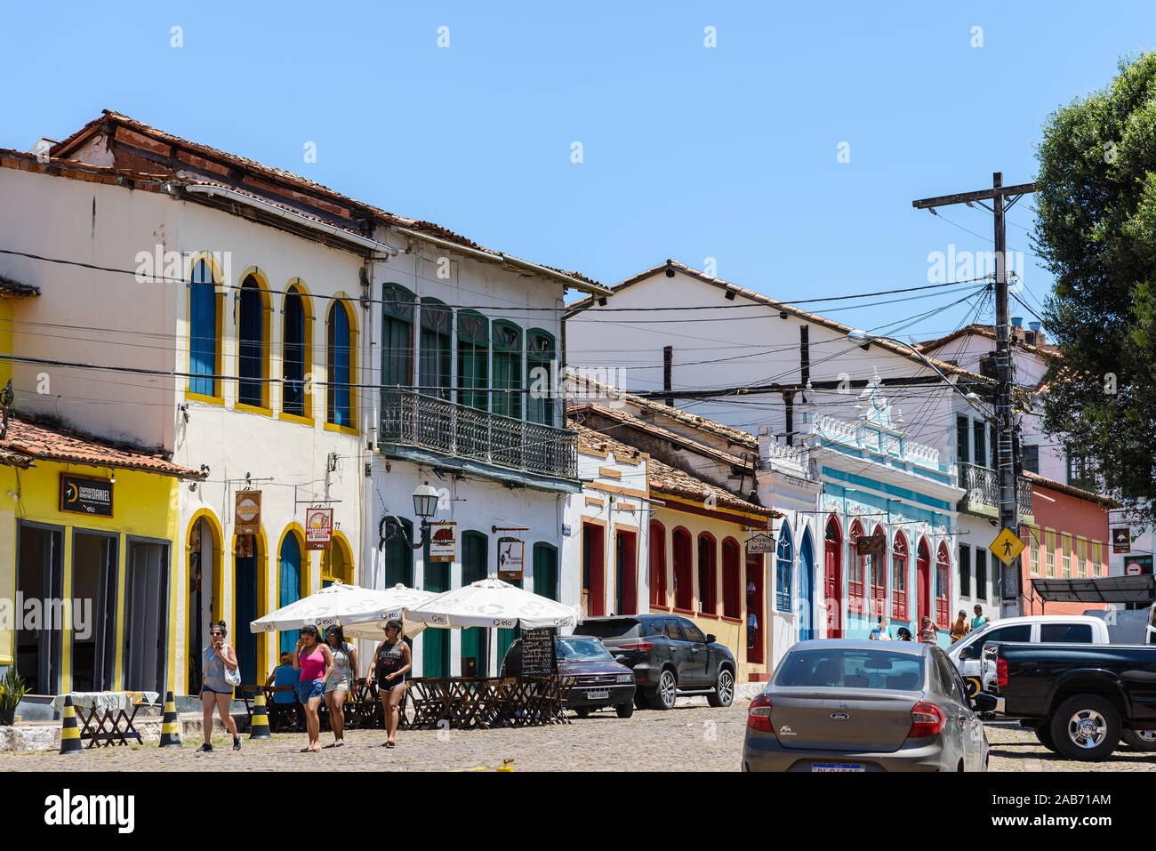 Junge Mädchen zu Fuß auf den Straßen in der kleinen Stadt Lencois, Bahia, Brasilien. Stockfoto