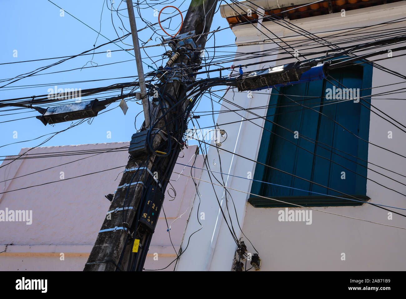 Kabelsalat auf einem Strommast in der kleinen Stadt Lencois, Bahia, Brasilien. Stockfoto