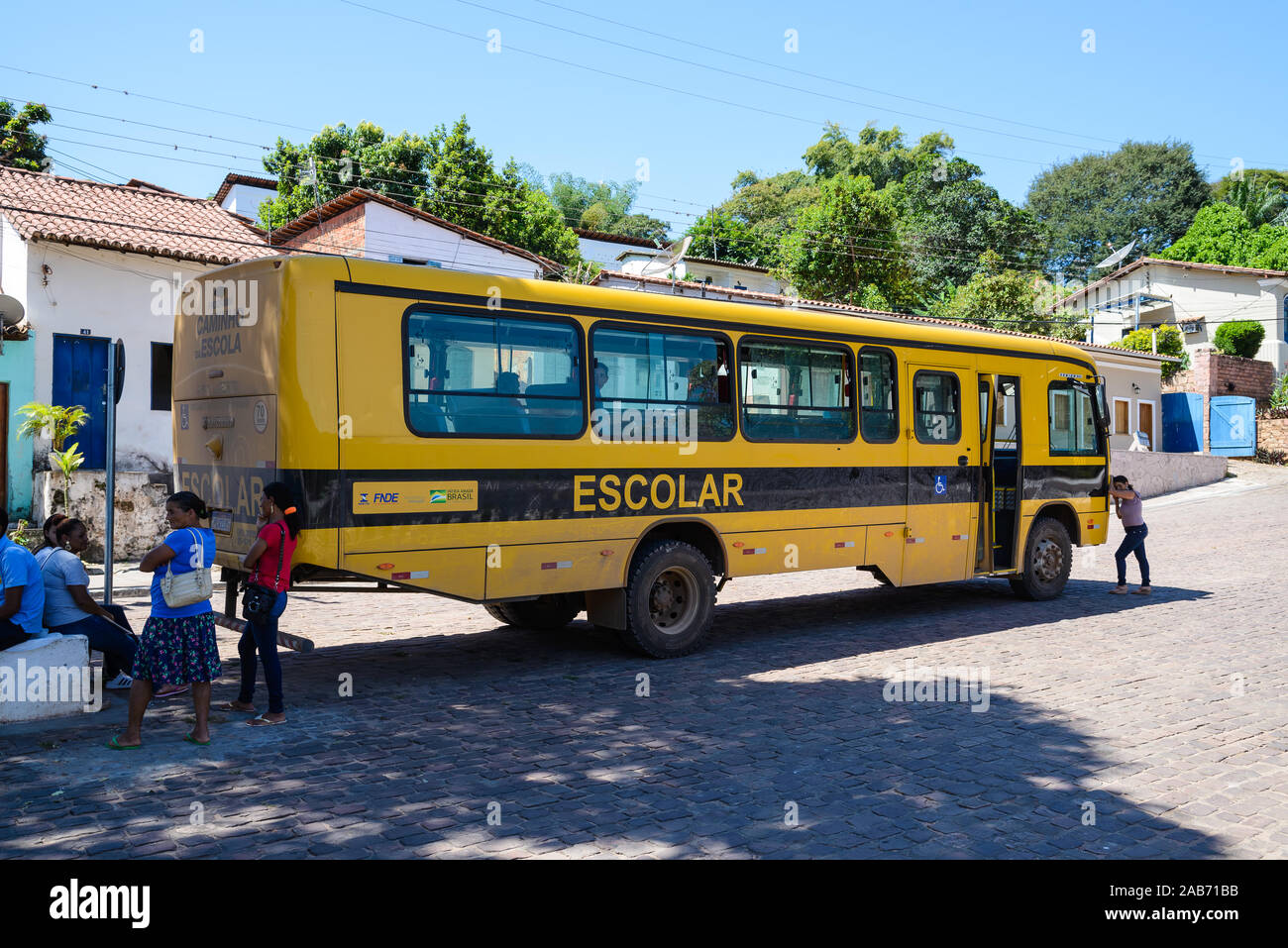 Eine gelbe Schule Bus an der Haltestelle in der kleinen Stadt Lencois, Bahia, Brasilien. Stockfoto