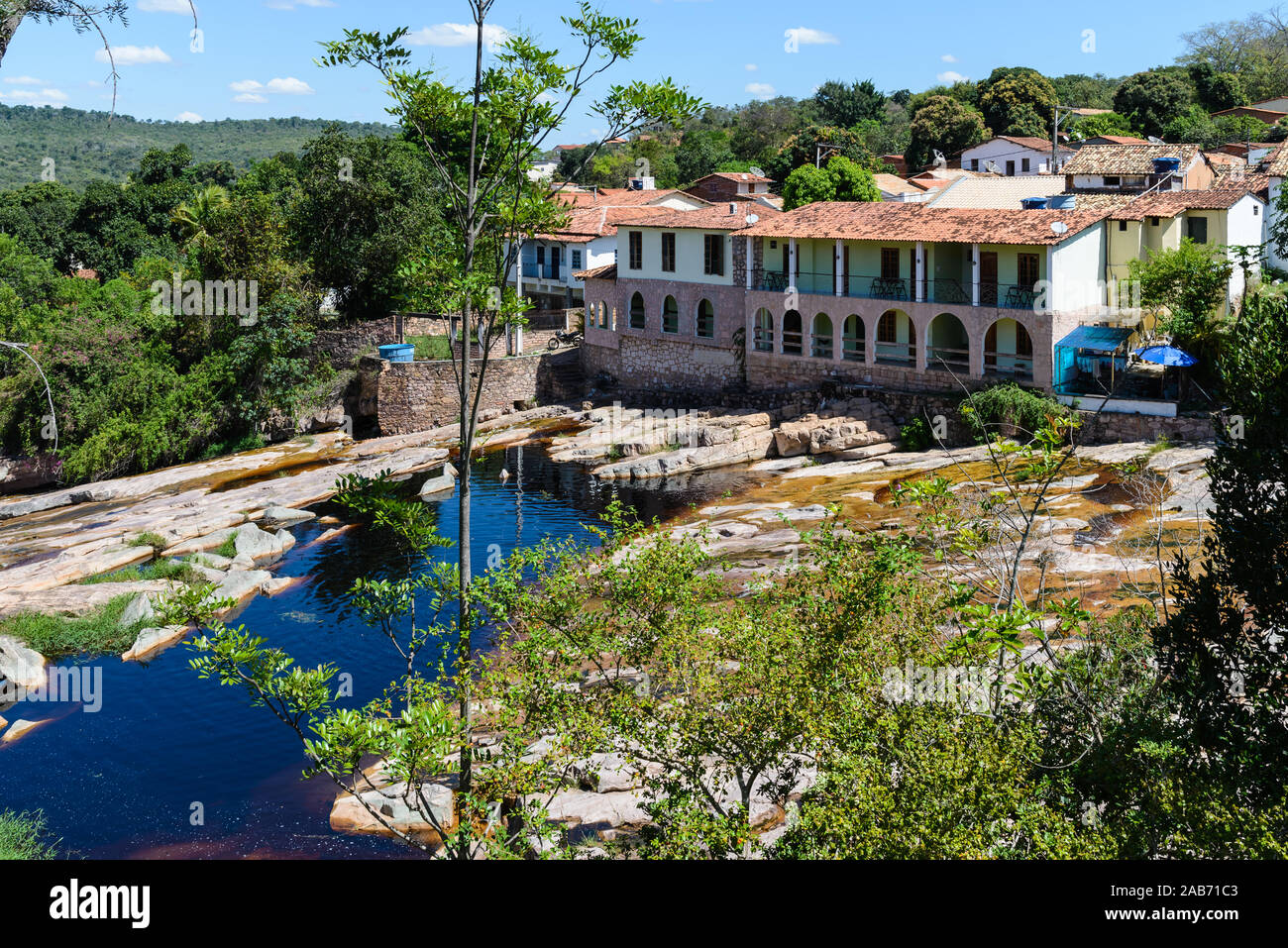 Ein Hotel steht über dem Fluß in der kleinen Stadt Lencois, Bahia, Brasilien. Stockfoto