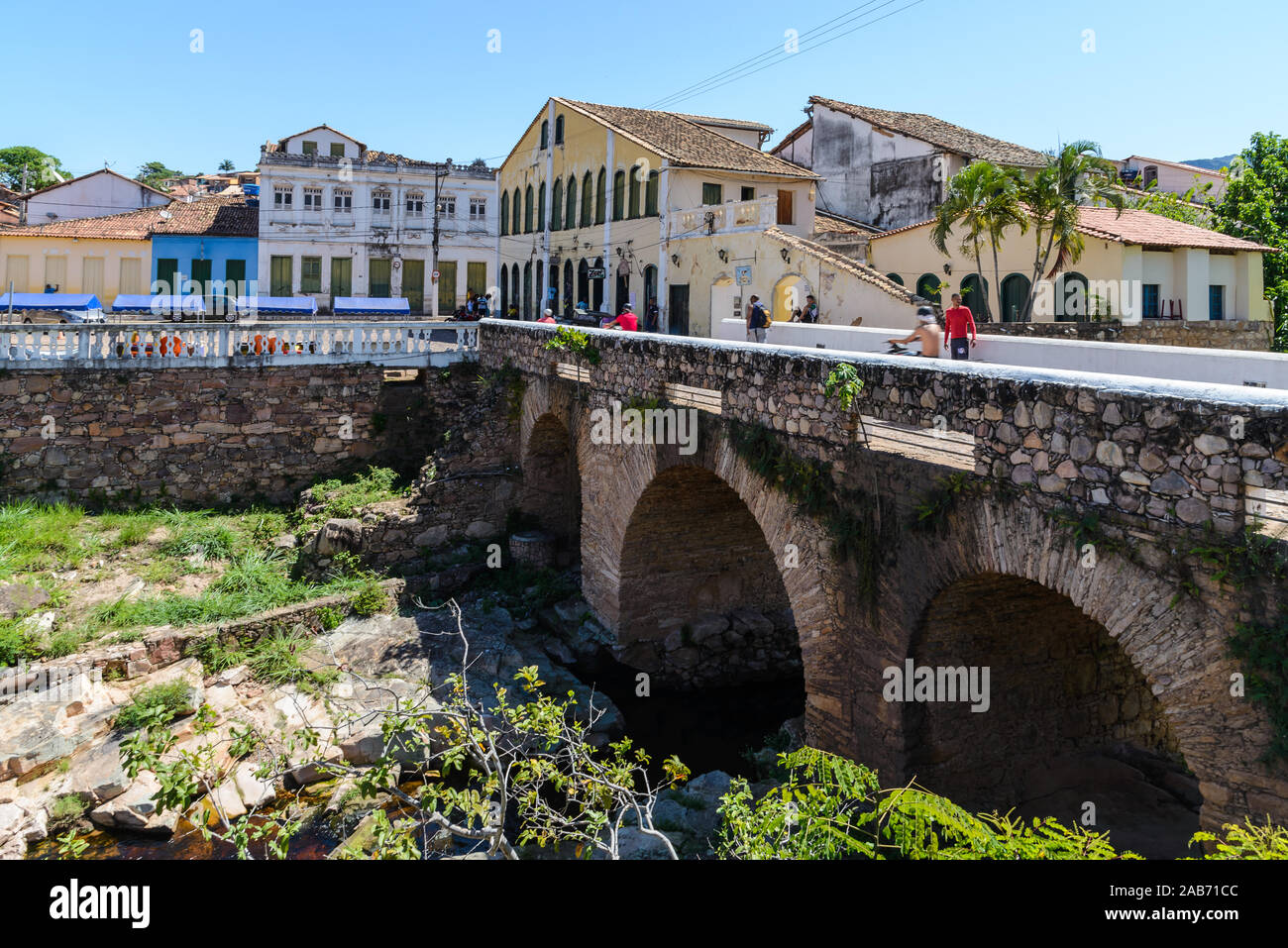 Eine steinerne Brücke über einen Fluss in der kleinen Stadt Lencois, Bahia, Brasilien. Stockfoto