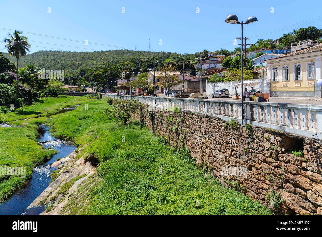 Straße entlang der Ufer eines Flusses in der kleinen Stadt Lencois, Bahia, Brasilien. Stockfoto