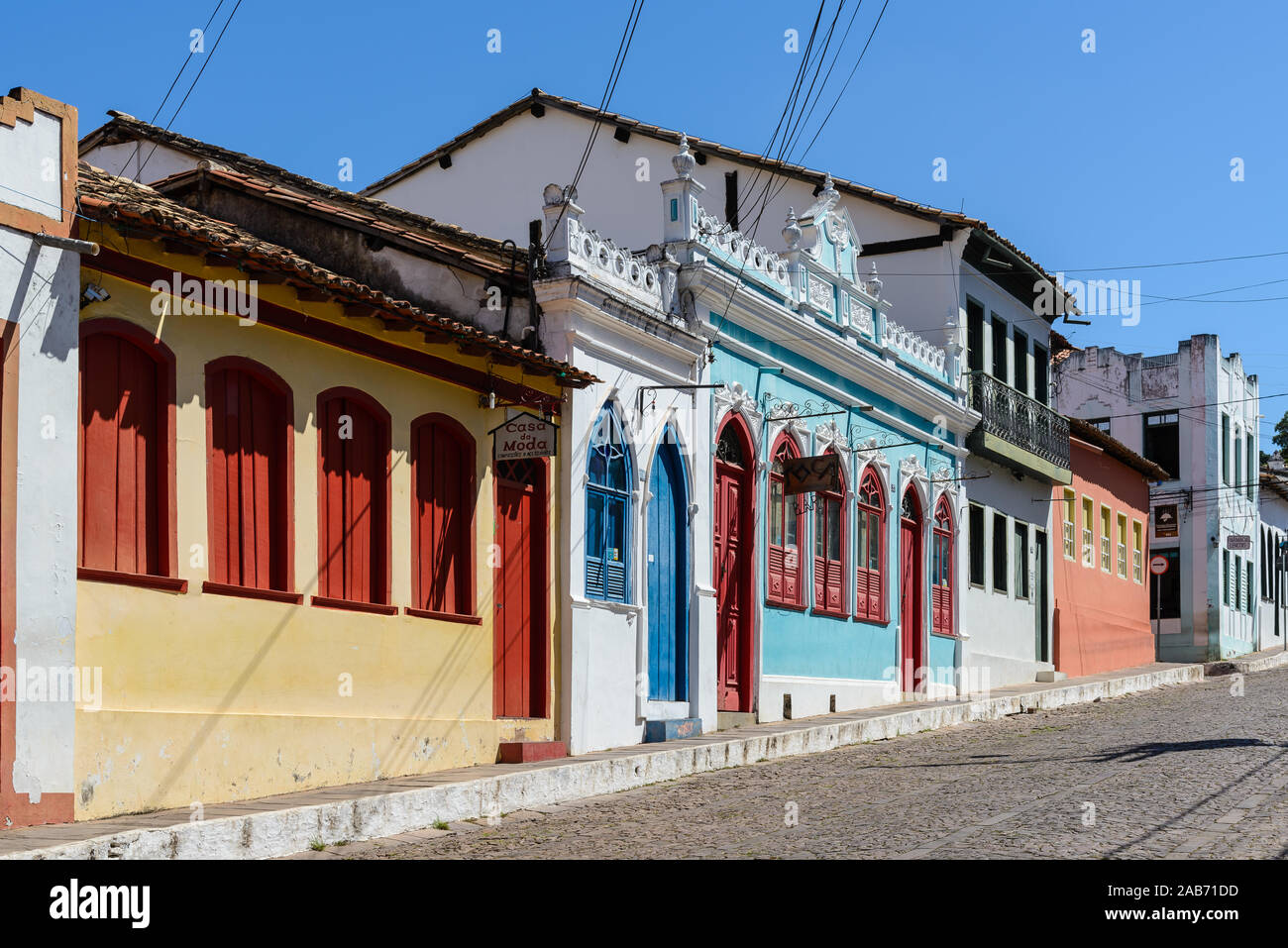 Bunt bemalte Gebäude entlang der Straßen in der kleinen Stadt Lencois, Bahia, Brasilien. Stockfoto