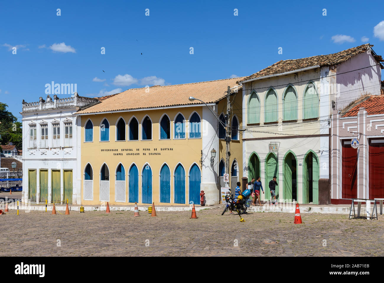 Bunt bemalte Gebäude rund um Marktplatz in einer kleinen Stadt Lencois, Bahia, Brasilien. Stockfoto