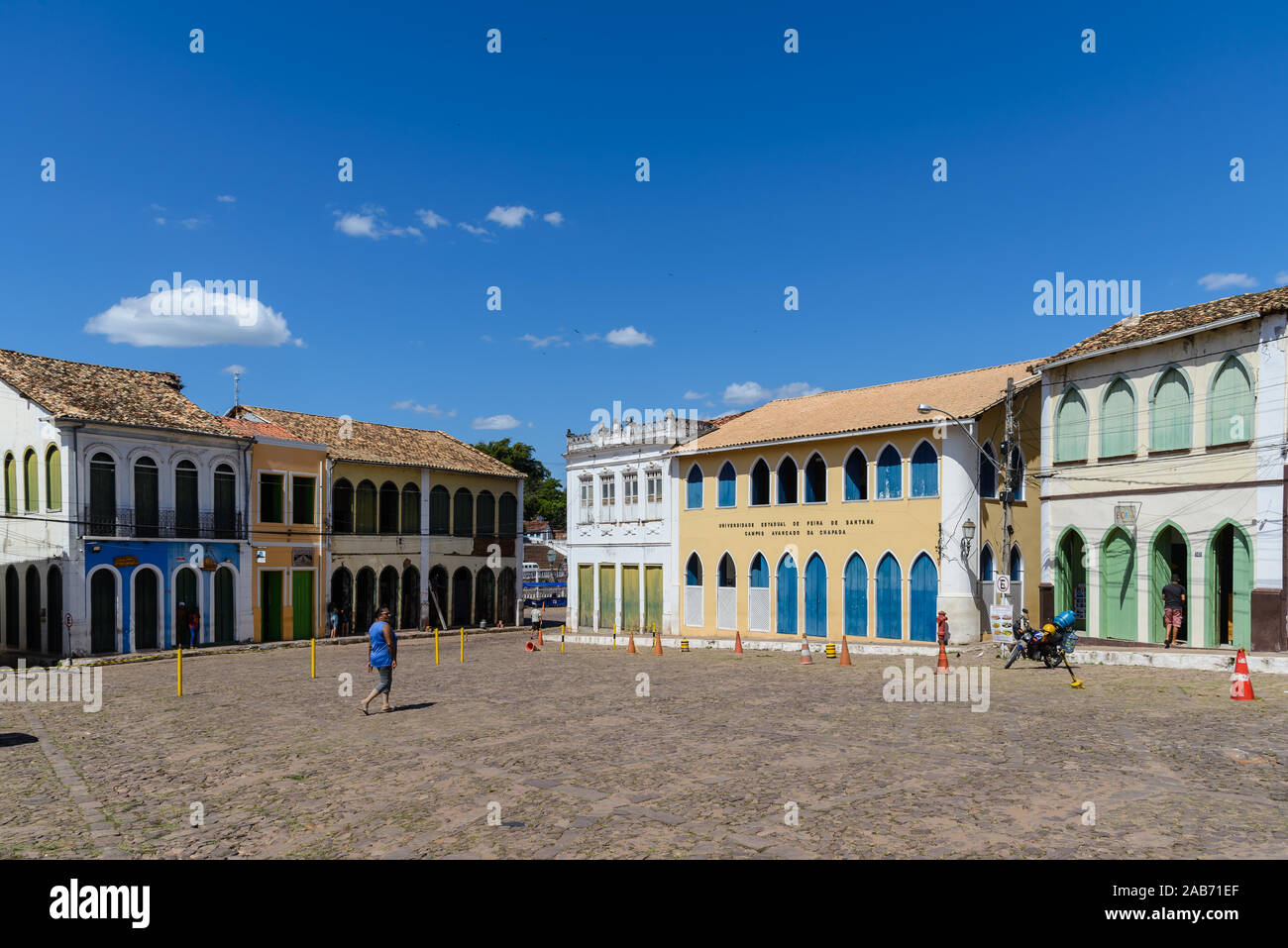 Bunt bemalte Gebäude rund um Marktplatz in einer kleinen Stadt Lencois, Bahia, Brasilien. Stockfoto