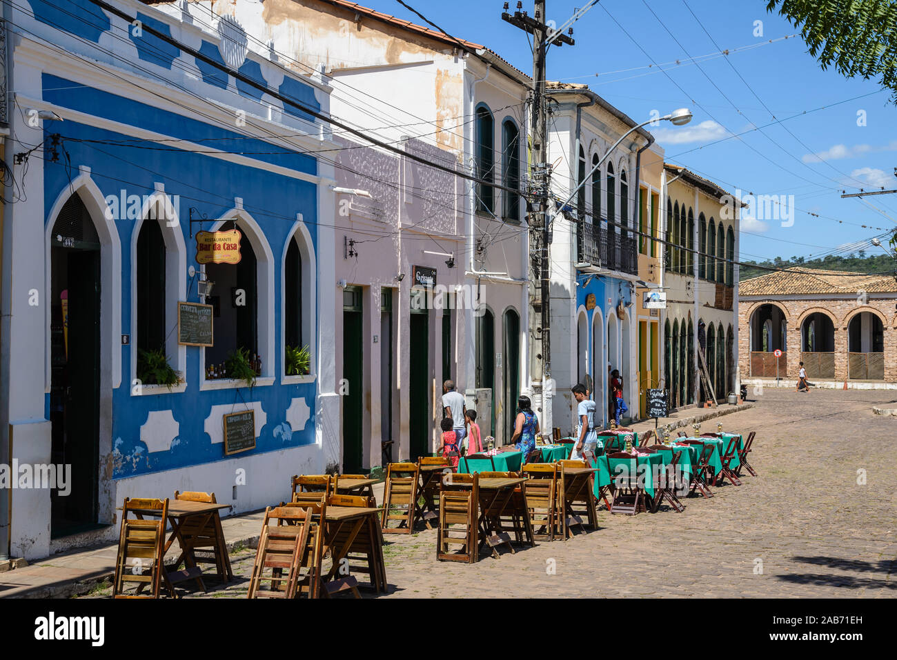 Restaurants auf den Straßen in der kleinen Stadt Lencois, Bahia, Brasilien. Stockfoto