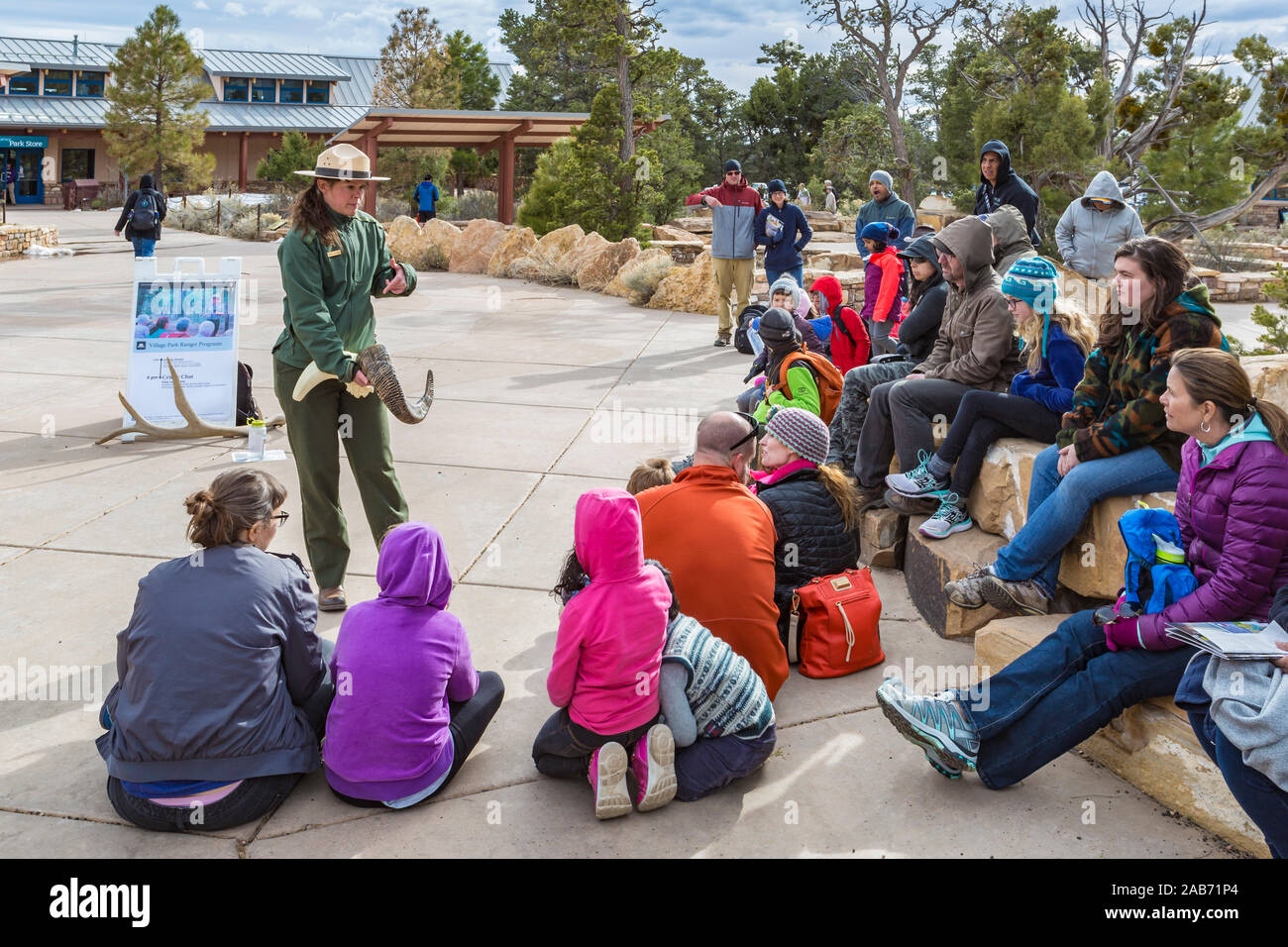 Weibliche Park Ranger informiert die Gäste über das Tier Geweihe und Hörner im Grand Canyon National Park in Northern Arizona Stockfoto