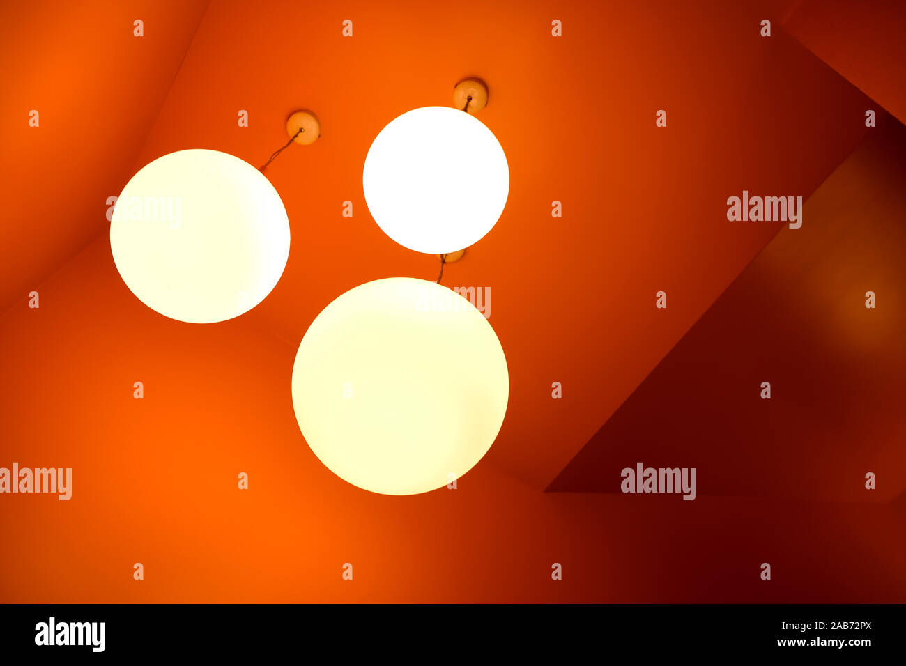 Warme Farbe Lampe aufhängen an der Decke Stockfoto
