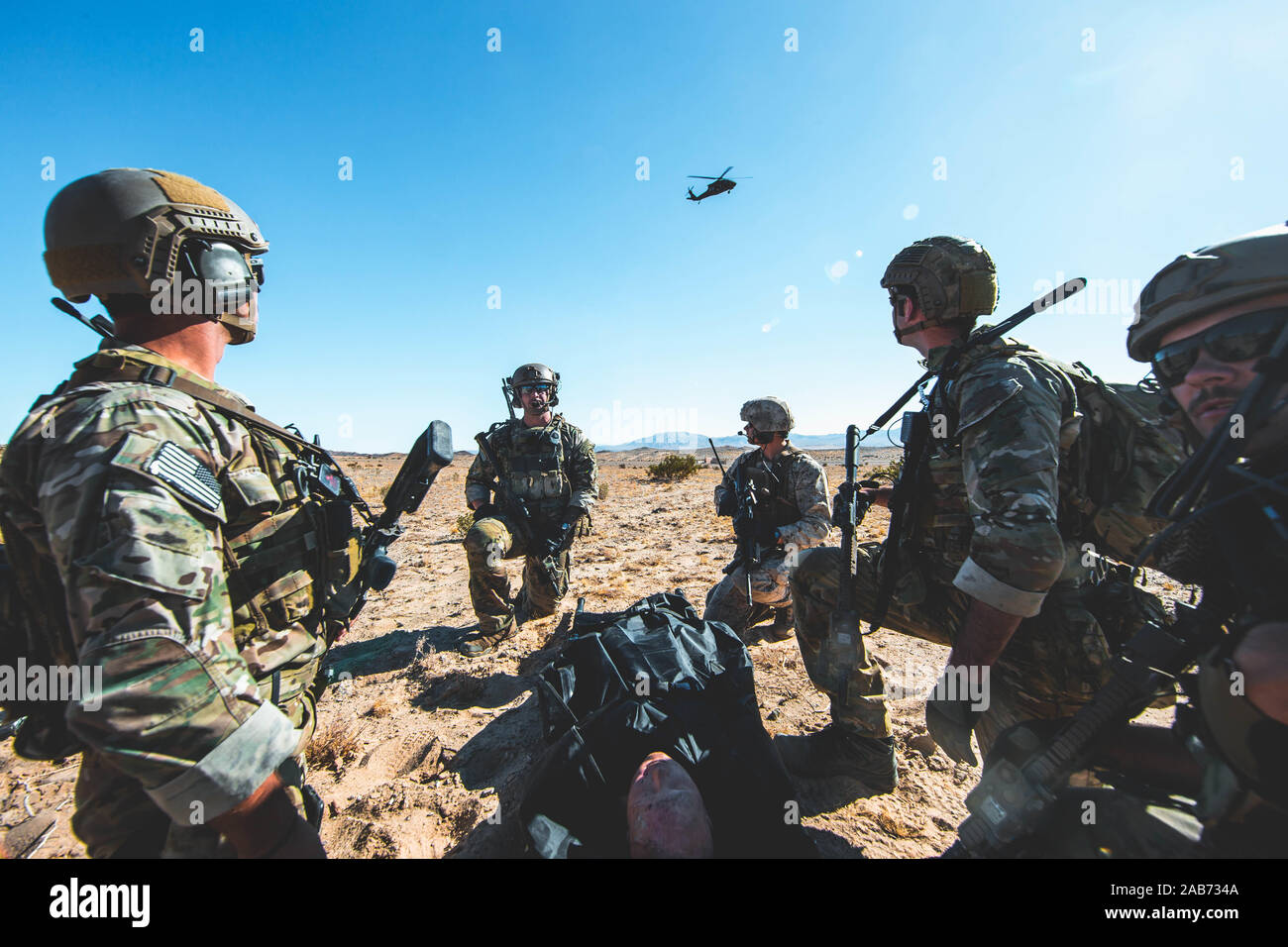 U.S. Army Special Operations Soldaten mit 3 Special Forces Group (Airborne) führen medizinische Evakuierung Ausbildung mit einer UH-60 Black Hawk auf Marine Corps Air Ground Combat Center (MCAGCC), Twentynine Palms, Calif., Okt. 21, 2019. Die grüne Barette verwendet die MCAGCC Ausbildung Bereiche Loslösung Taktiken zu verfeinern und für Kampfhandlungen vorbereiten. (U.S. Marine Corps Foto von Cpl. William Chockey) Stockfoto