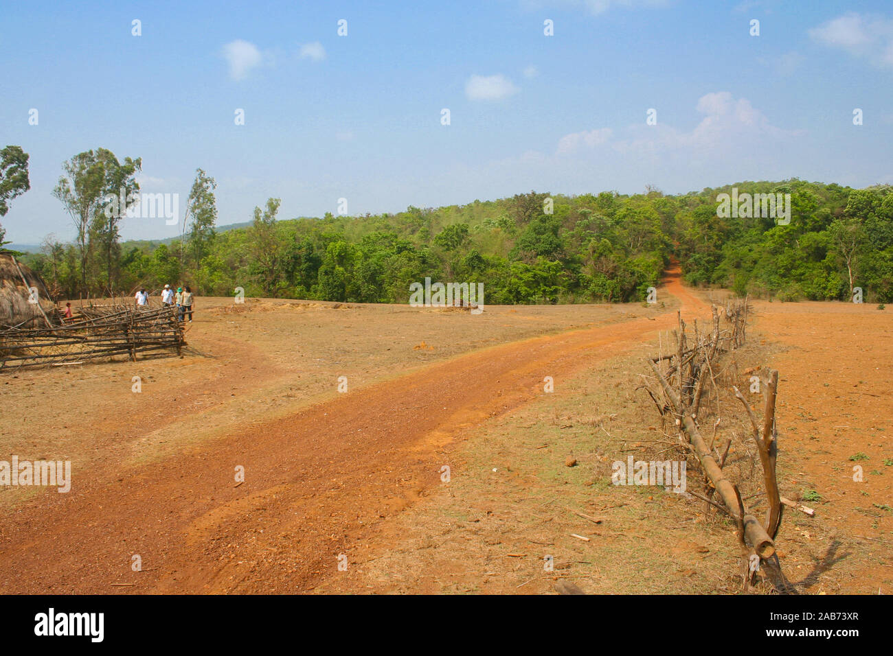 Ein Irdenes Road vorbei an einem Dorf in der Nähe von Belgaum (Karnataka-Goa Grenze) Stockfoto