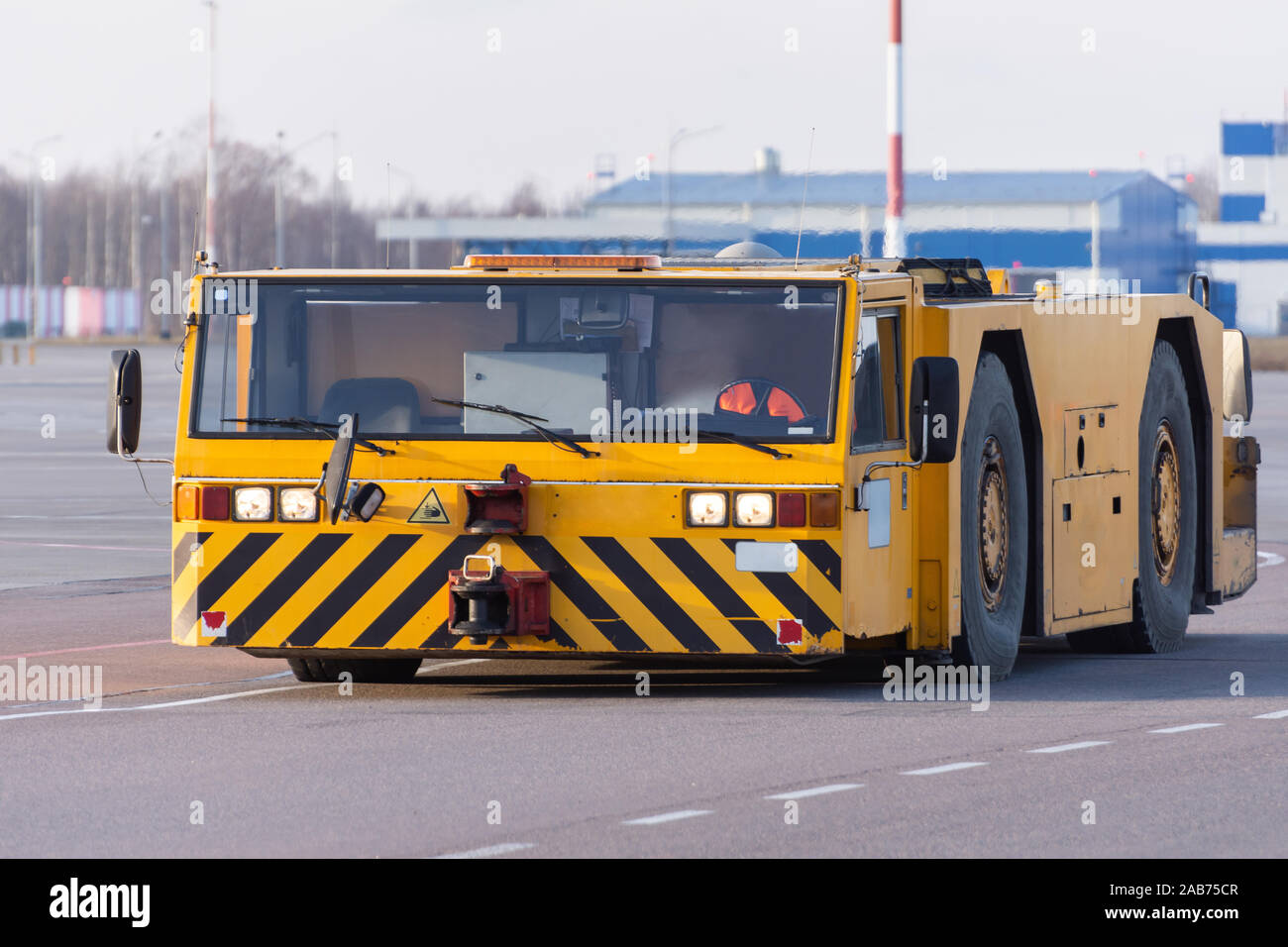 Abschleppen Fahrzeuge mit Fahrten auf dem Vorfeld des Flughafens Stockfoto