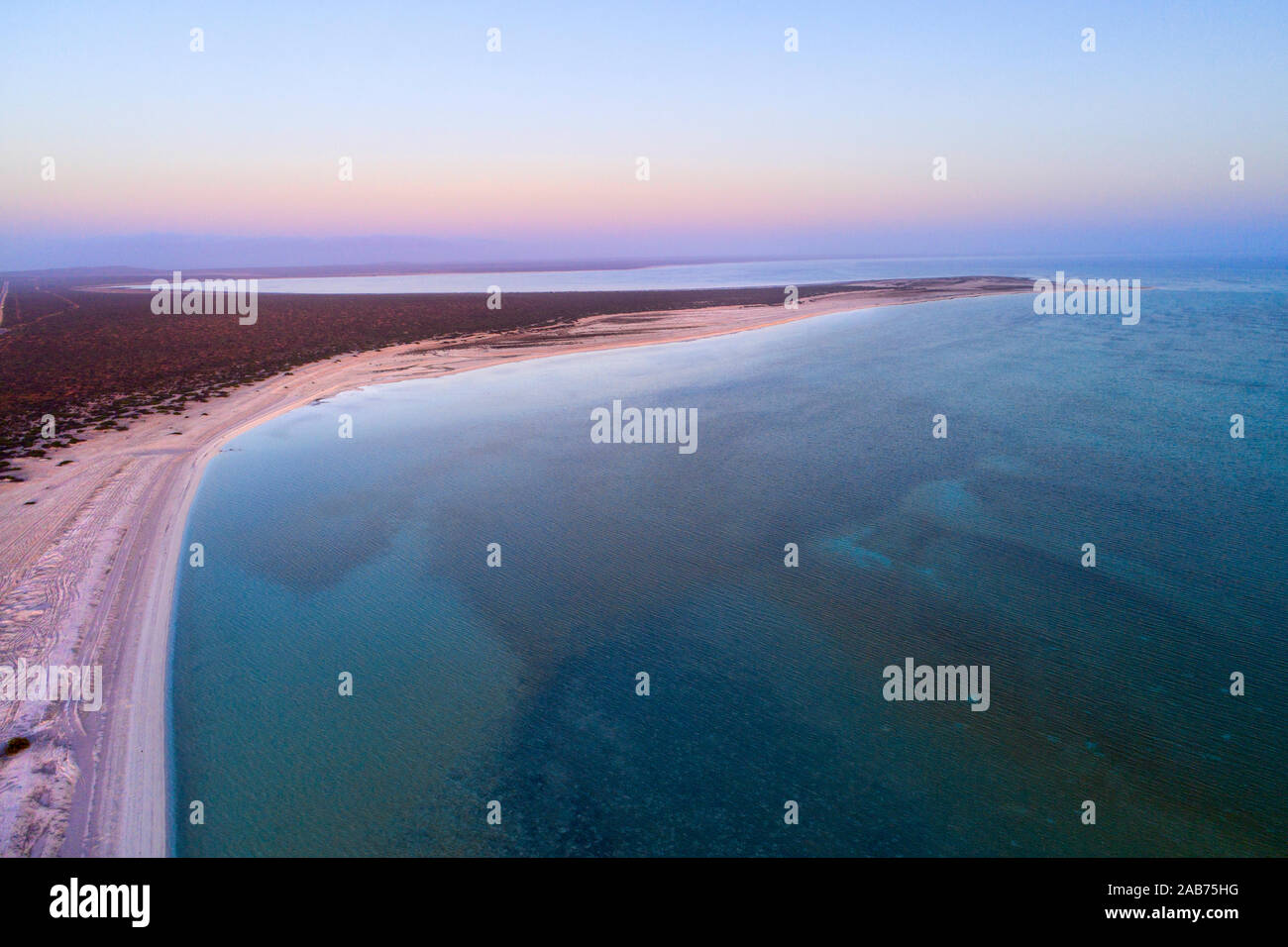 Luftaufnahme von Shell Beach World Heritage Area bei Sonnenaufgang, Peron Halbinsel im Nordwesten von Australien, Westaustralien Stockfoto