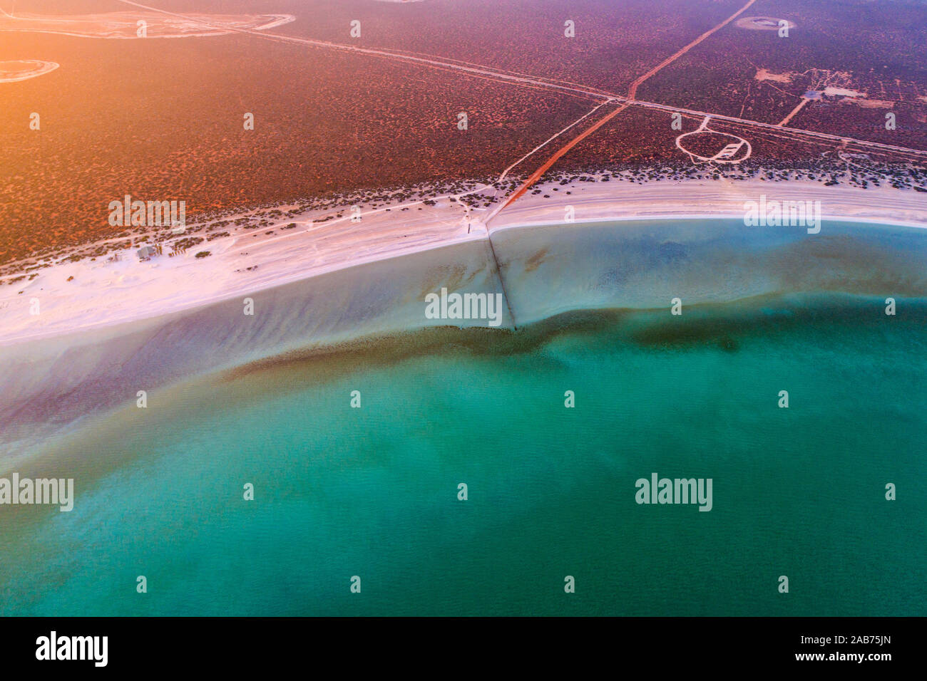 Luftaufnahme von Shell Beach World Heritage Area bei Sonnenaufgang, Peron Halbinsel im Nordwesten von Australien, Westaustralien Stockfoto